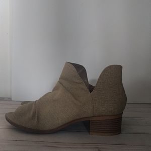 Woman sandles by soda🌸🌸🌸🌸🌺